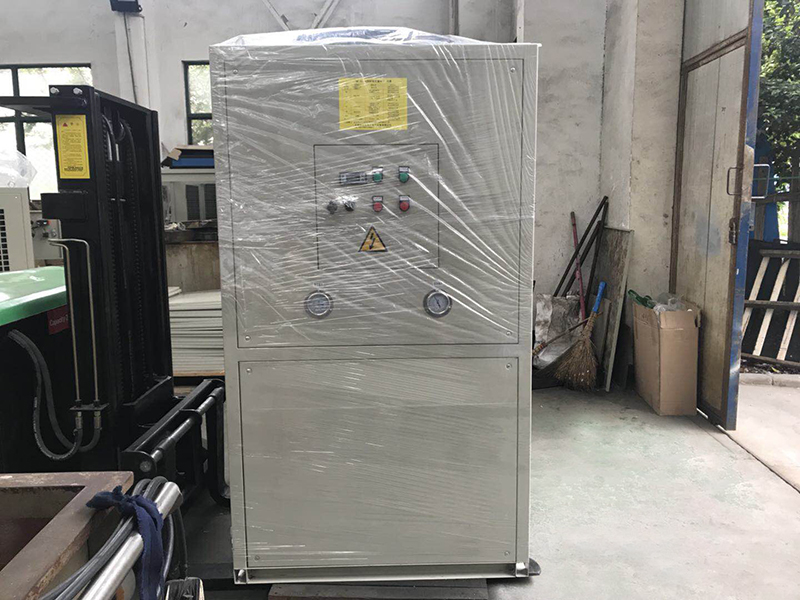 j6OG3t5A22nmk13ZU0qt85116jrr4kp6.jpg LYD350型油冷機.jpg